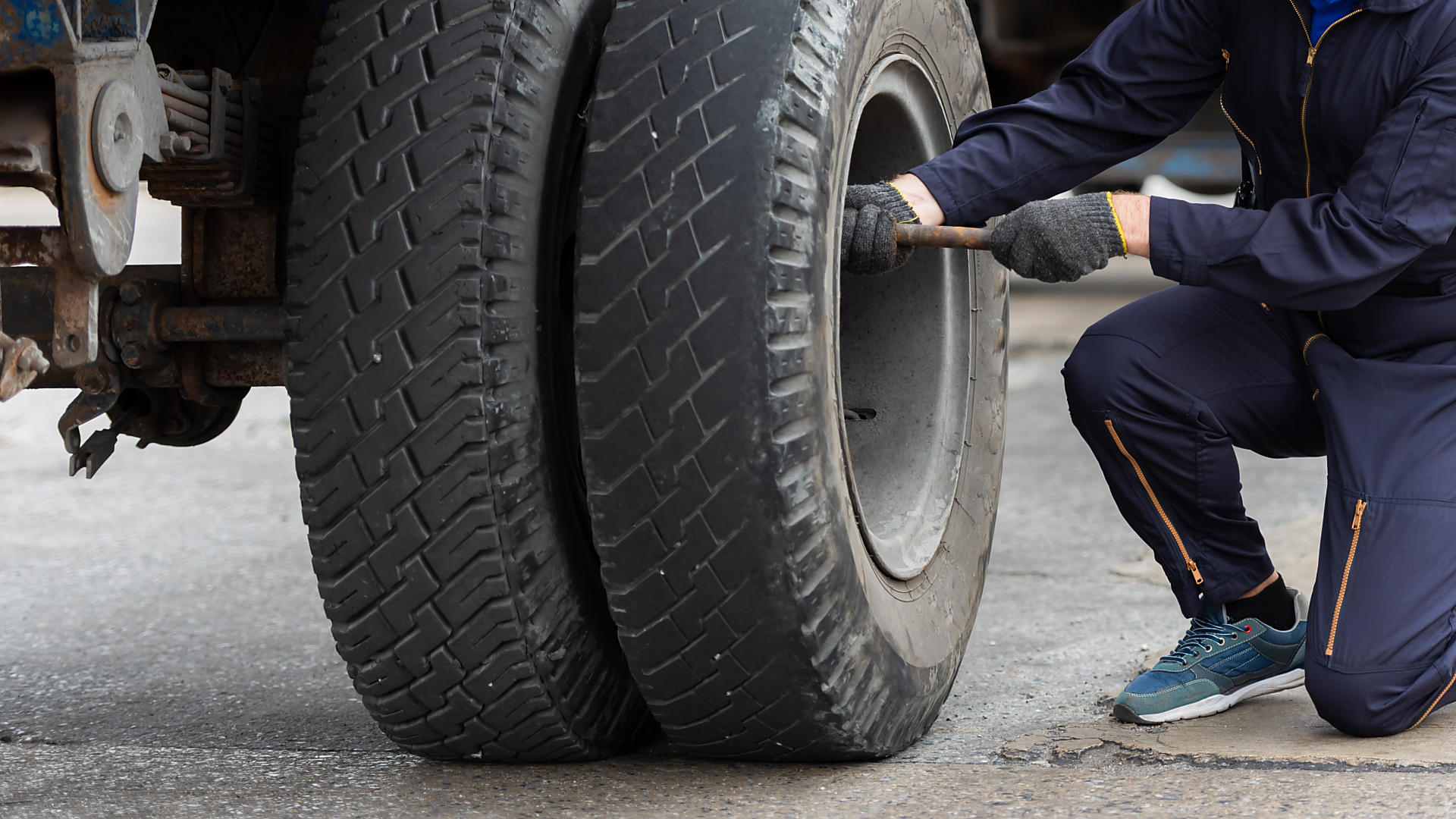 特殊車両のタイヤ交換・販売・修理は岡山のアサヒロードサービスへ